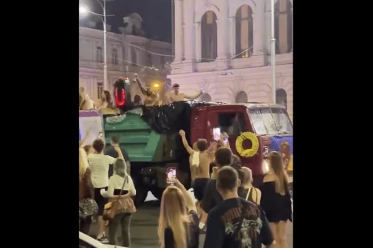 Вантажівка-«басейн» у центрі Харкова під час святкування Дня міста